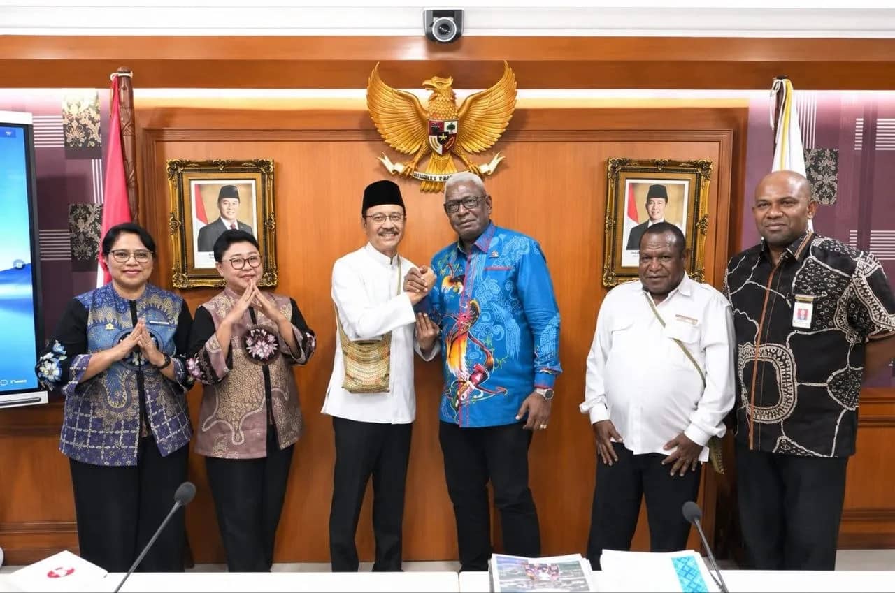 Bupati Mimika, Johannes Rettob didampingi Kadinsos Mimika dan Kepala BBPPKS Regional VI Jayapura Kemensos RI saat bertemu dengan Mensos RI, Saifullah Yusuf.