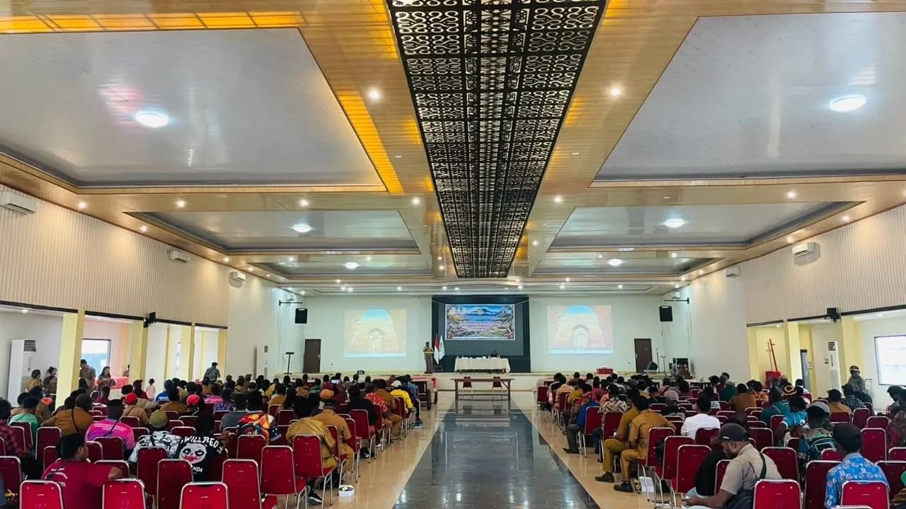 Staf Ahli Bupati Mimika Bidang Ekonomi, Keuangan, dan Pembangunan, Petrus Pali Ambaa, saat membacakan sambutan Bupati Mimika dalam kegiatan Fasilitasi Penyusunan Perencanaan Pembangunan Desa/Kampung Tahun Anggaran 2026 di Gedung Tongkonan, Timika, Selasa (20/10/2026).