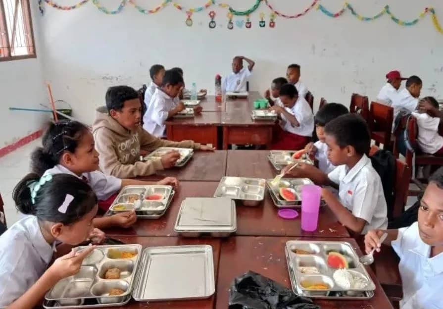 Siswa saat menikmati MBG