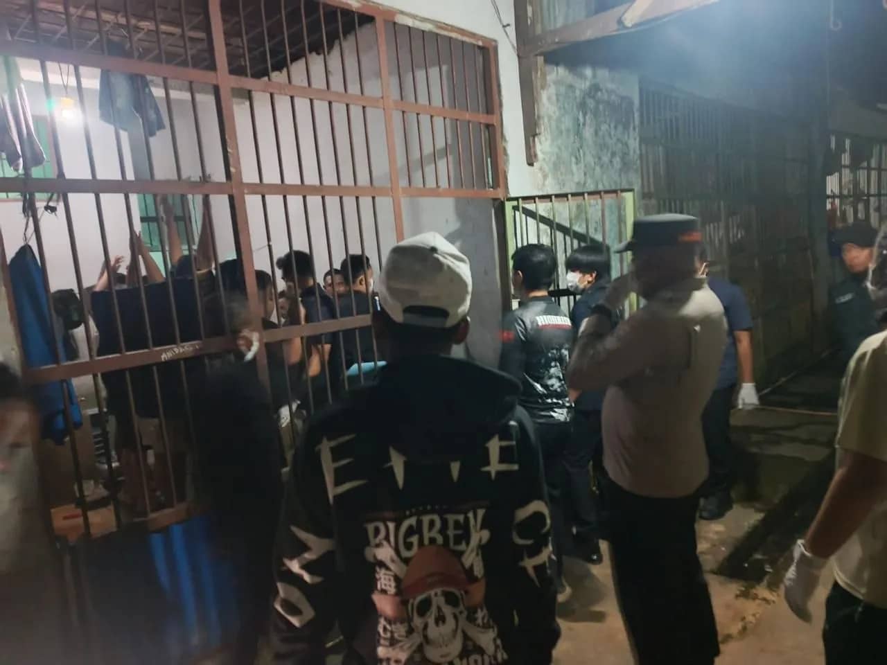 Razia tim gabungan di Lapas Timika, Rabu (16/9) malam.