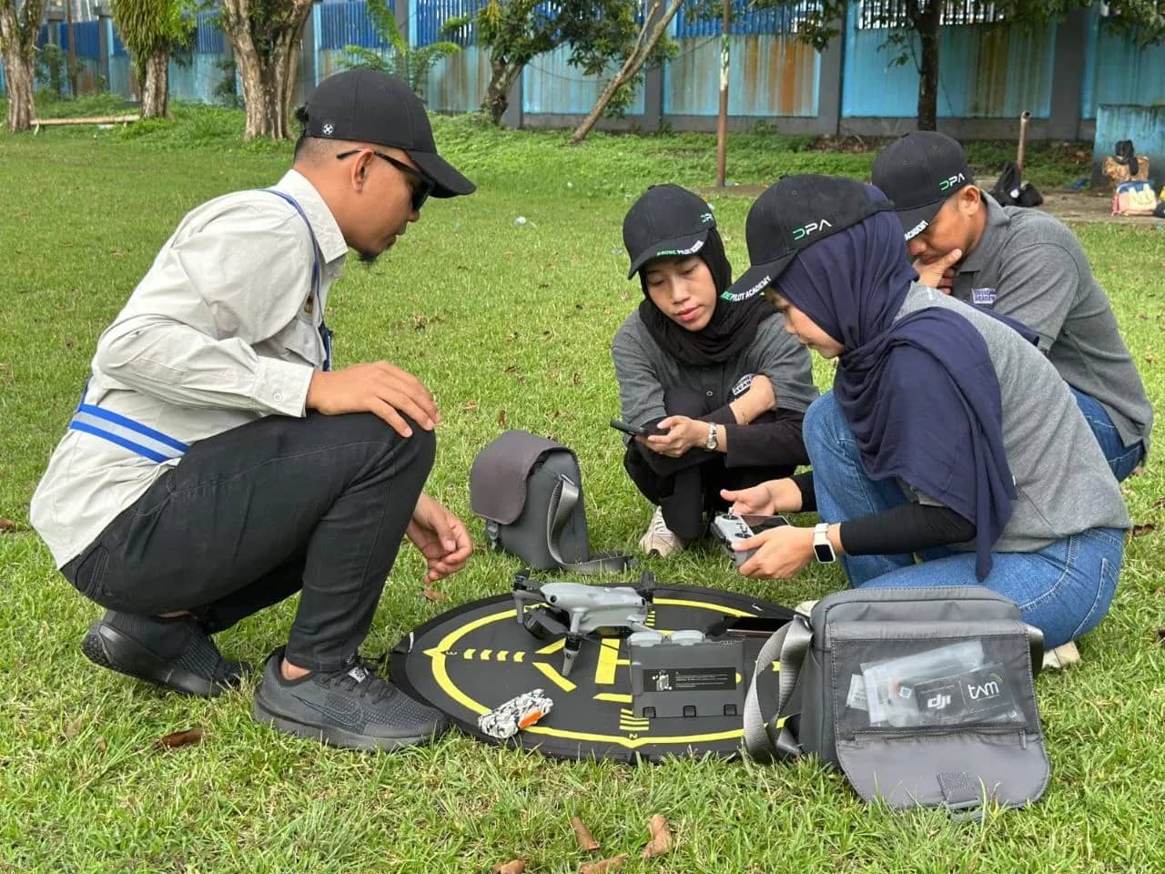 Instruktur Drone Pilot Academy (DPA) menjelaskan langkah-langkah dalam pengoperasian drone untuk memastikan pemahaman penuh terhadap prosedur keselamatan dan legalitas sebelum peserta menerbangkan drone.