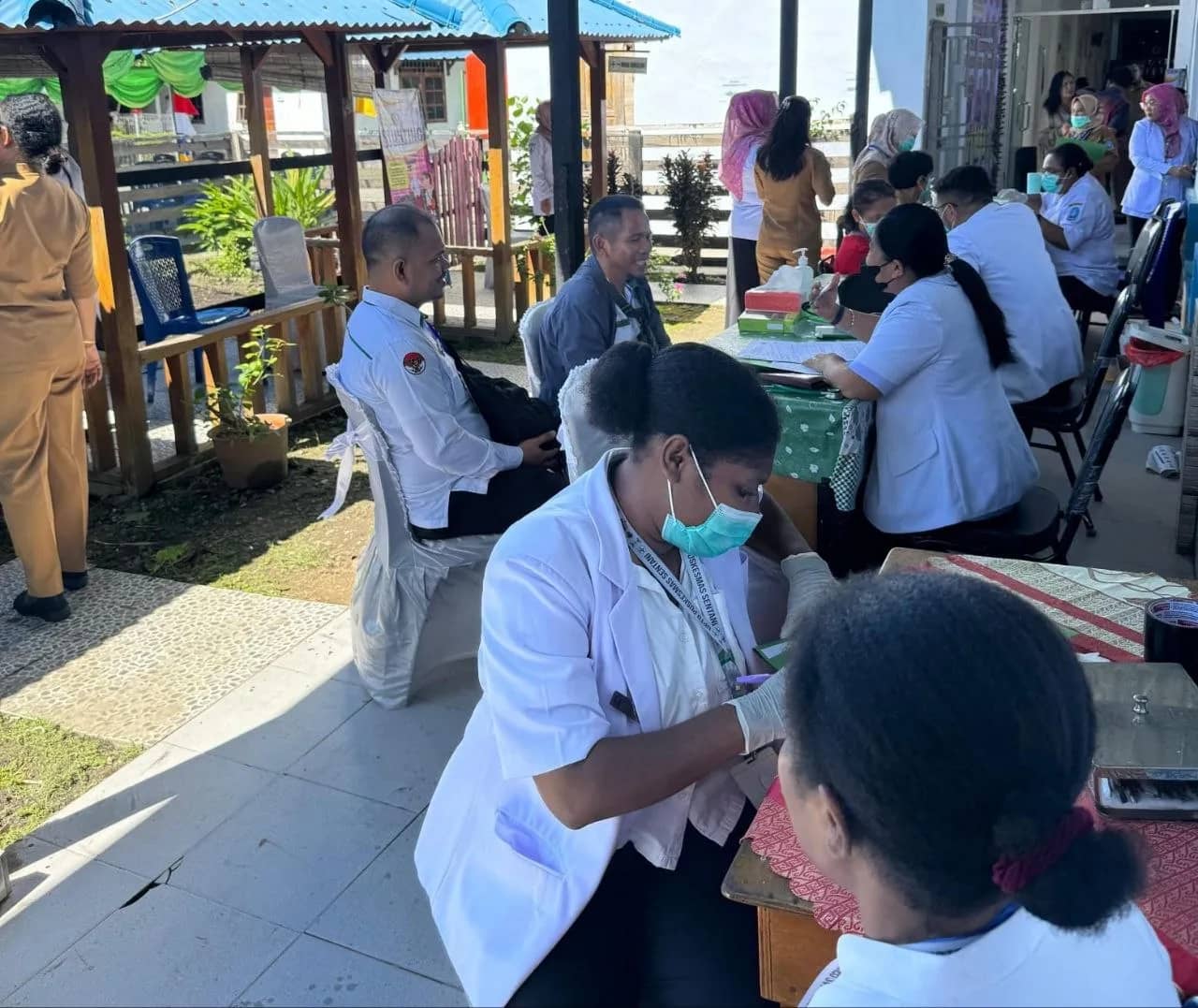 Petugas kesehatan memberikan layanan cek kesehatan gratis kepada warga di salah satu Puskesmas di Kabupaten Jayapura.