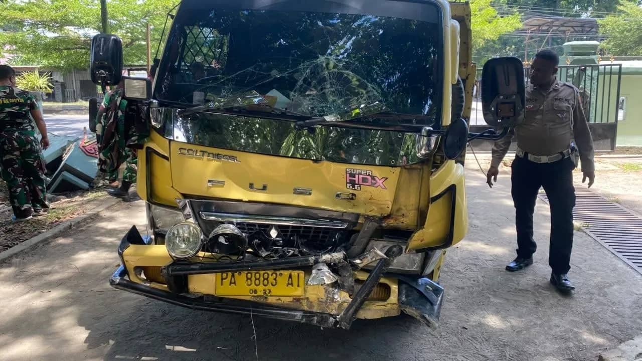 Bagian bamper delan truk tampak penyok usai menabrak tiga sepeda motor di Jalan Raya Kemiri-Sentani, Selasa (8/9/2026).
