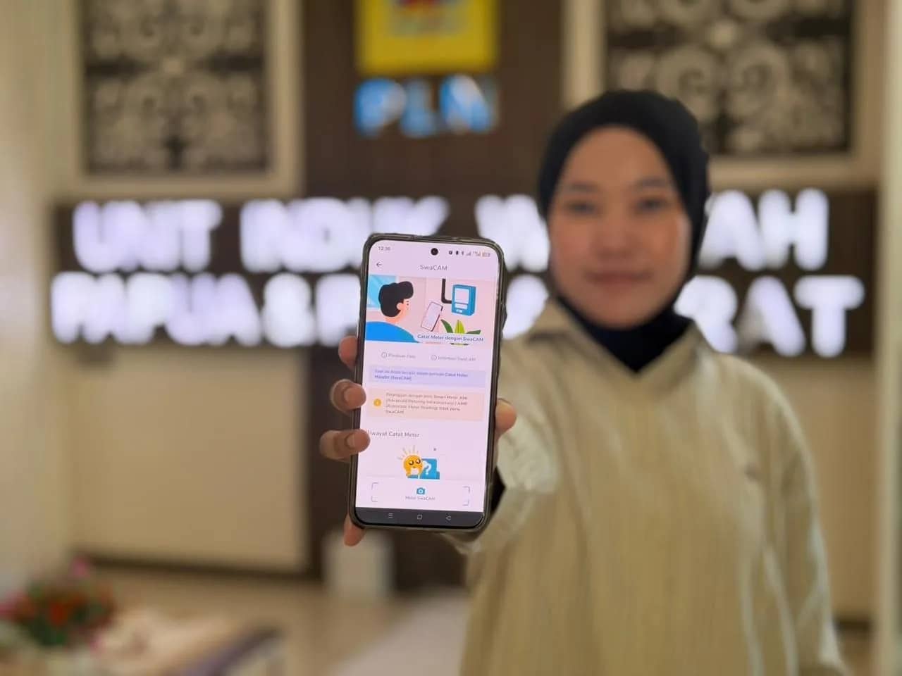 Tampilan fitur SwaCAM di genggaman pelanggan. Melalui aplikasi PLN Mobile, pelanggan kini tidak perlu lagi menunggu petugas datang ke rumah untuk mencatat meteran listrik, meminimalisasi potensi kesalahan pembacaan, dan memastikan tagihan sesuai dengan pemakaian riil.