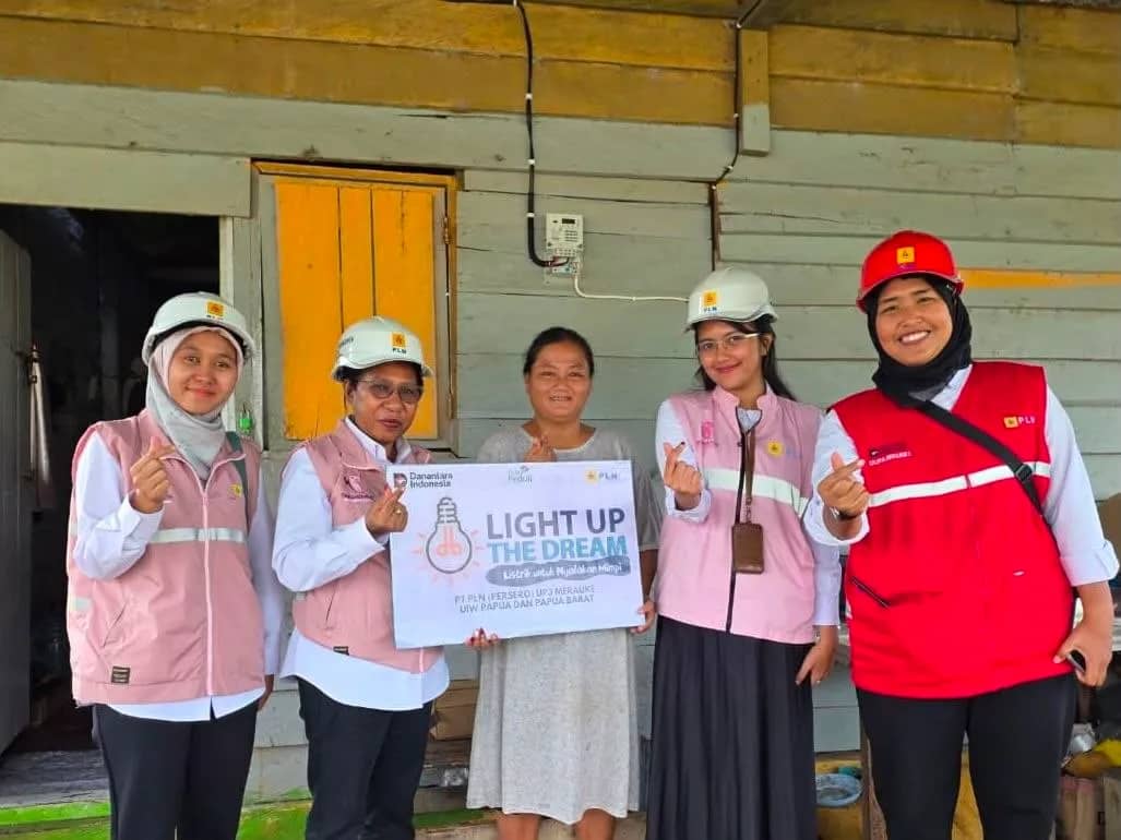Senyum kebahagiaan Ibu Nengsih (tengah) salah satu warga penerima manfaat bersama para Srikandi PLN Unit Induk Wilayah (UIW) Papua dan Papua Barat di Merauke, Papua Selatan.