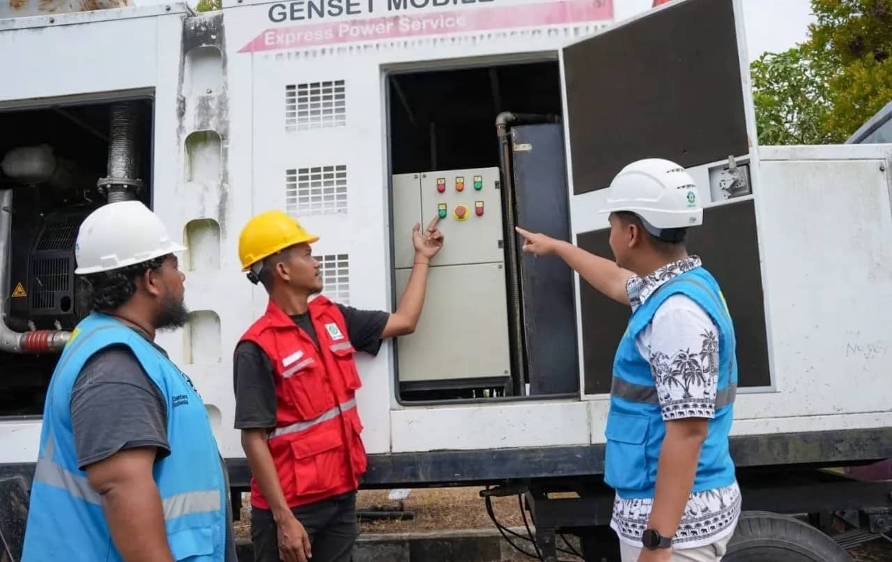 Petugas PLN melakukan pemantauan serta koordinasi kesiapan kelistrikan langsung dari dalam Auditorium UNIPA Manokwari menjelang pelaksanaan Pesparawi Nasional XIV 2026 di Papua Barat.
