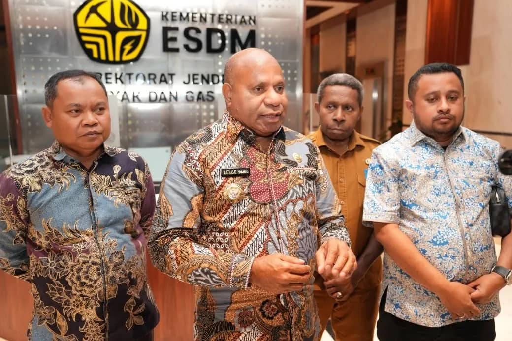 Gubernur Papua Matius Fakhiri saat bertemu kementerian ESDM di Jakarta