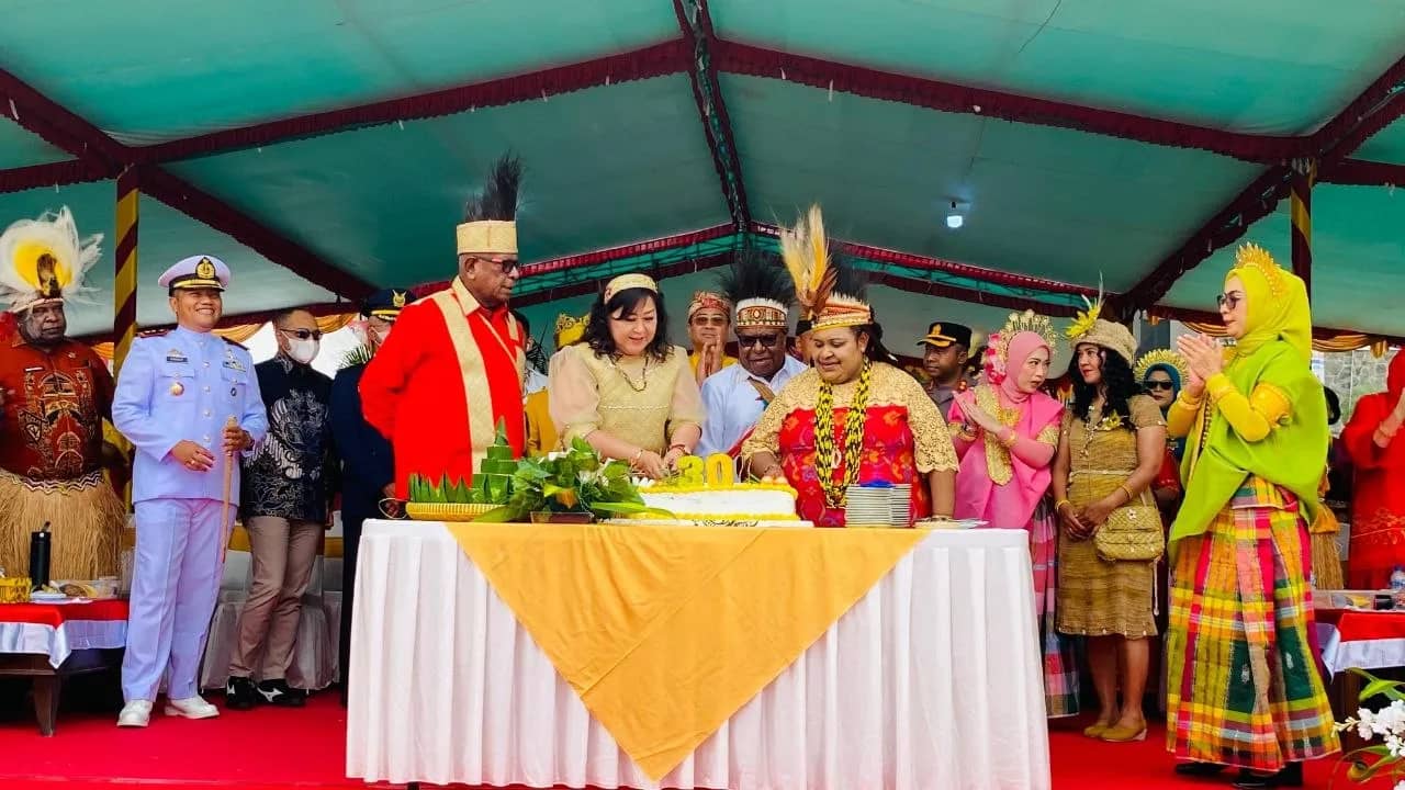 Pemotongan kue ulang tahun HUT ke-30 Kabupaten Mimika di Lapangan Kantor Pusat Pemerintahan Kabupaten Mimika, SP 3, Senin (12/10).