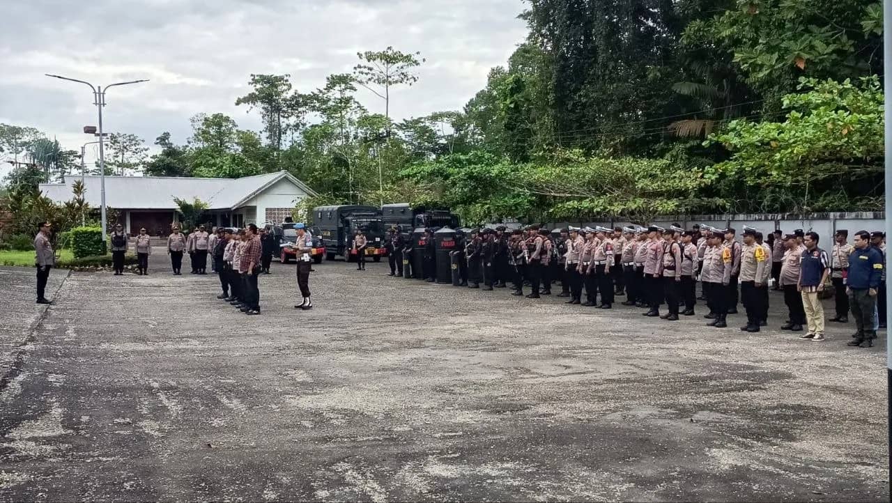 Apel gelar pasukan pengamanan aksi demo di Kantor DPRK Mimika, Senin (31/8).