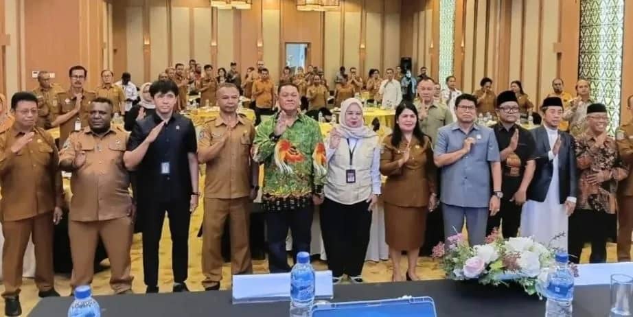 Asisten II Setda Mimika, Santi Sondang berpose bersama para undangan serta peserta sosialisasi Perda Nomor 7 Tahun 2025.