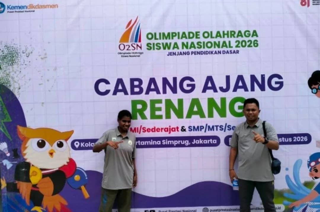 Marince Waoteyau (kiri) bersama guru Pendidikan Jasmani, Olahraga, dan Kesehatan (PJOK) SMP YPPK Santo Bernardus, John Citro Trisakti di Jakarta