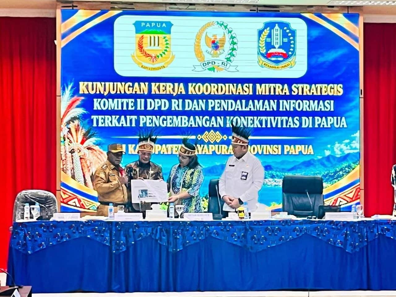 Ketua Komite II DPD RI Dr. Badikenita Sitepu bersama Wakil Bupati Jayapura Haris Ricard Yocku dan jajaran saat kunjungan kerja membahas pengembangan Bandara Internasional Sentani dan Pelabuhan Depapre, Senin (28/9/2026).