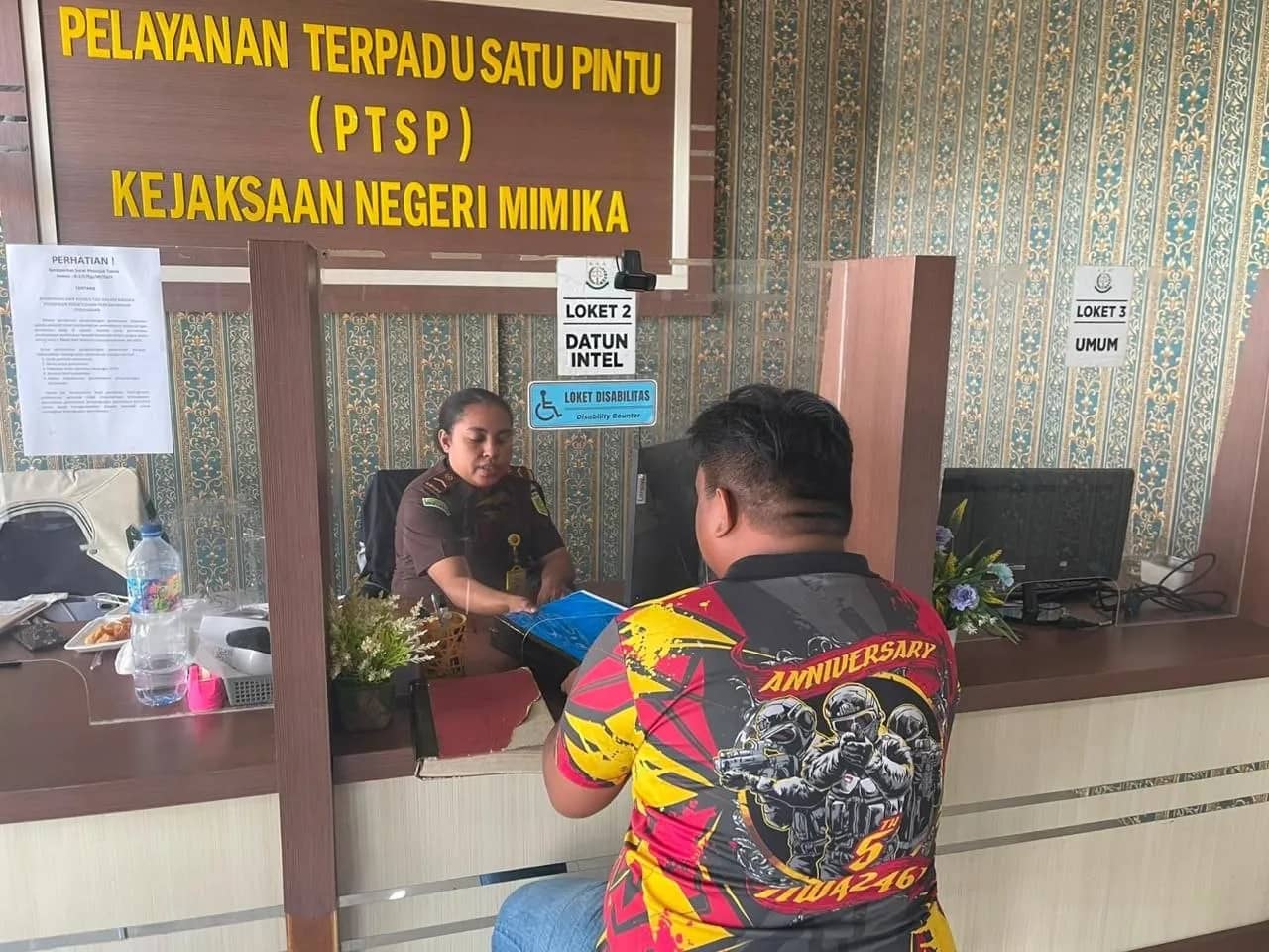 Penyerahan berkas perkara tahap I kasus narkotika dari Satresnarkoba Polres Mimika kepada Kejaksaan Negeri Mimika, Rabu (19/8).