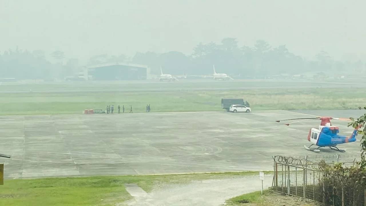 Tampak Bandara Mozes Kilangin Timika diselimuti kabut asap tebal yang mengganggu aktivitas penerbangan, Selasa (13/10).