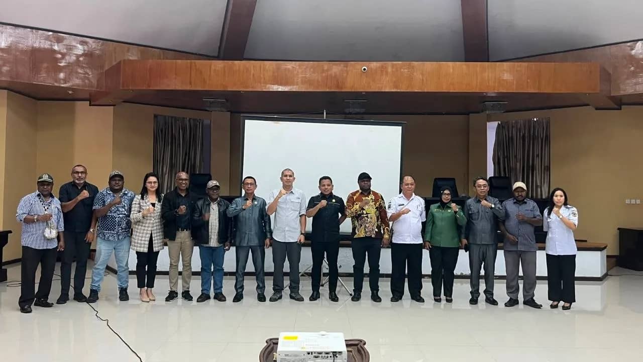 Suasana Rapat Dengar Pendapat Komisi III DPRK Mimika bersama Dinas Pendidikan dan YPMAK terkait penyusunan Ranperda Pendidikan, dilanjutkan dengan foto bersama usai pertemuan.