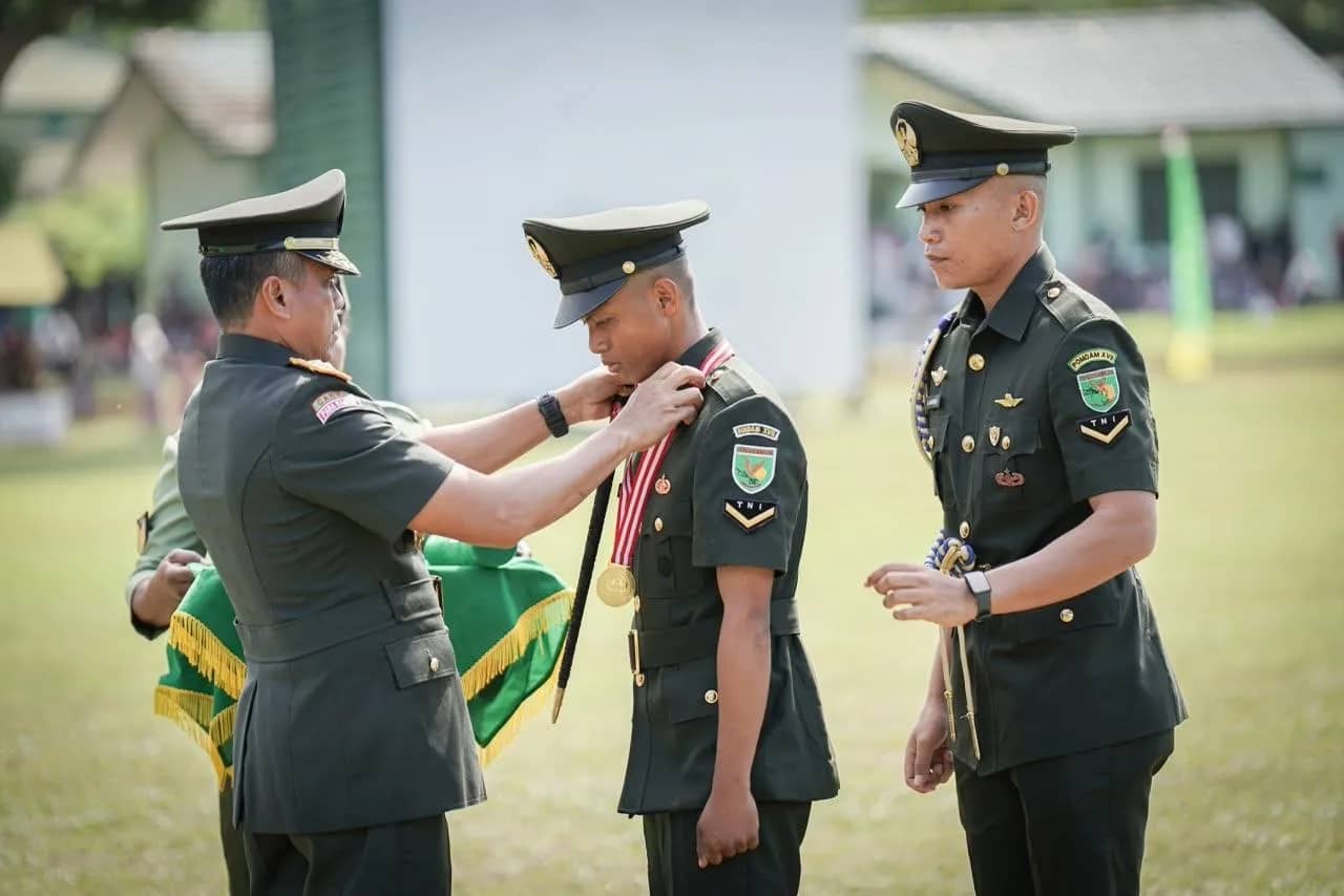 Pangdam XVII/Cenderawasih Mayjen TNI Febriel Buyung Sikumbang saat melantik 98 prajurit TNI AD