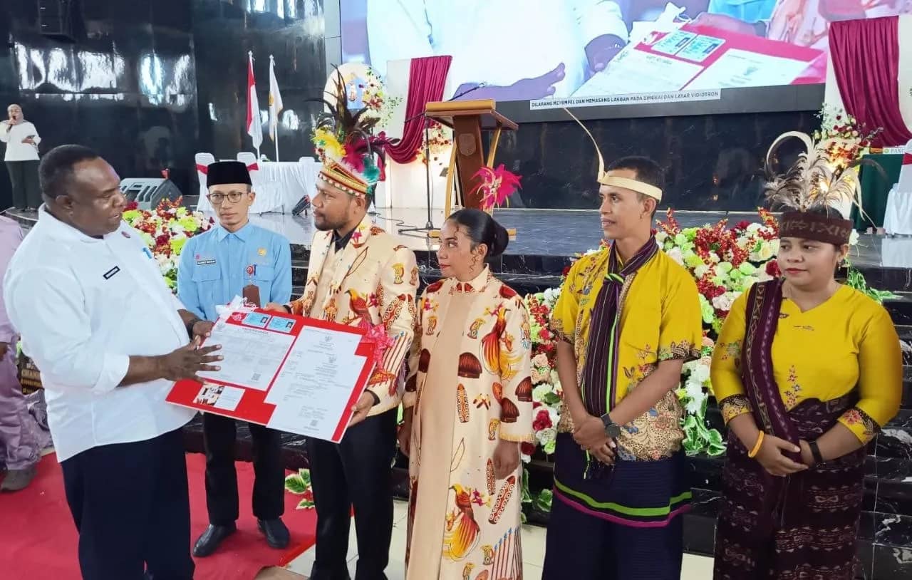 Pasangan yang menjalani nikah massal