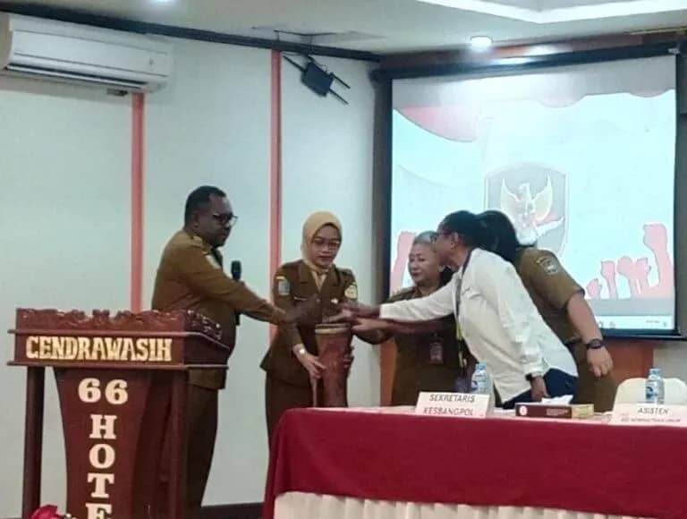 Asisten III Bidang Administrasi Umum Setda Mimika, Herry Onawame, memukul tifa sebagai tanda dibukanya kegiatan Sosialisasi Pengawasan dan Pendataan Orang Asing serta Tenaga Kerja Asing di Timika, Selasa (20/10/2026).