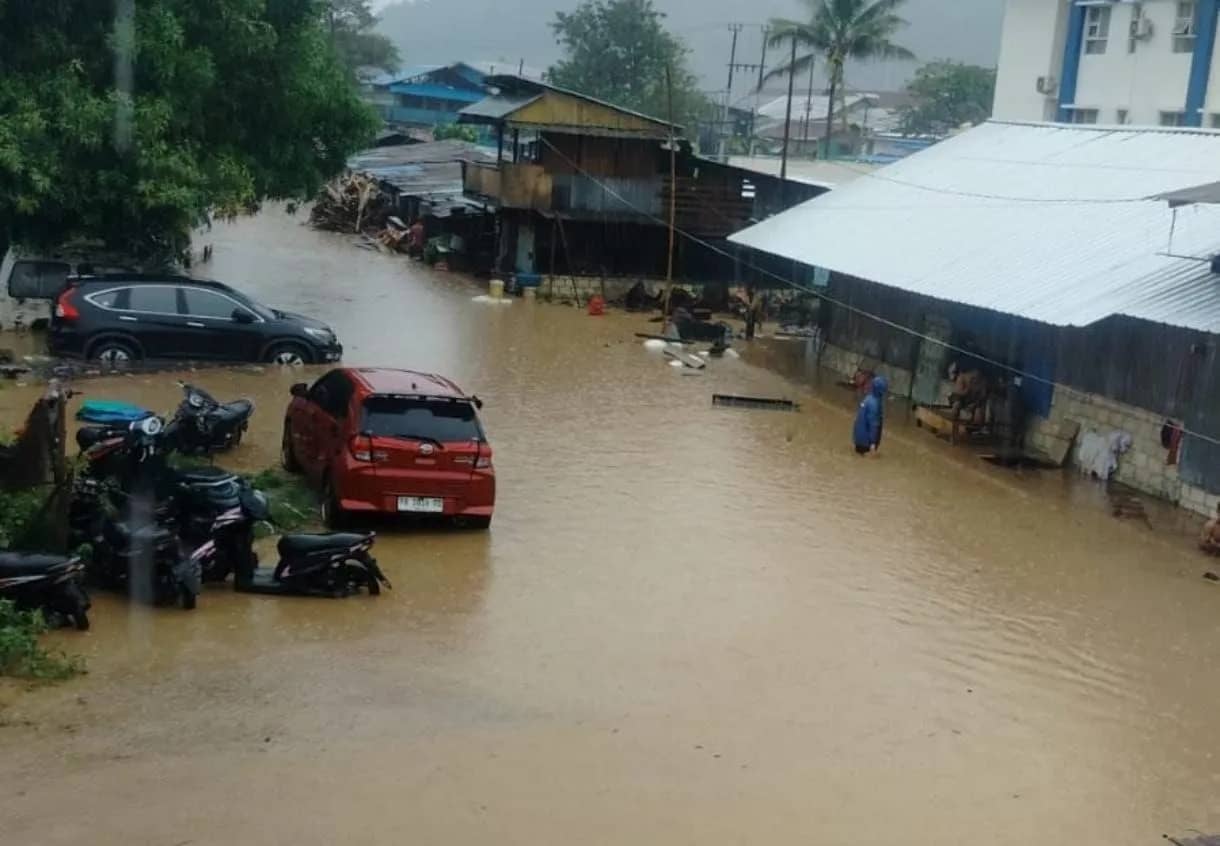 Sejumlah wilayah di Kota Jayapura terendam banjir akibat hujan deras yang mengguyur sejak Kamis (8/10) malam hingga Jumat (9/10) pagi. Selain banjir, longsor juga terjadi di BTN Puskopat Abepura.