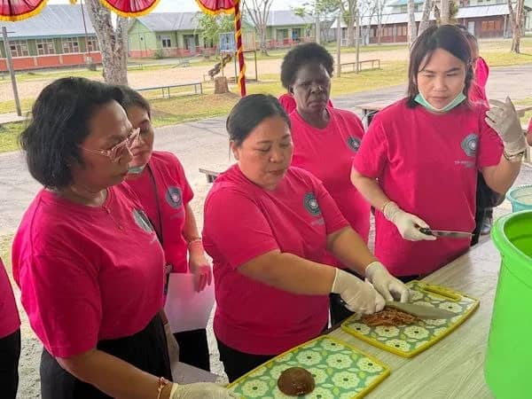 TP PKK Mimika bersama SATP saat mengikuti pelatihan pembuatan sabun herbal berbahan lokal di Sekolah SATP SP4, Kamis (17/9/2026).