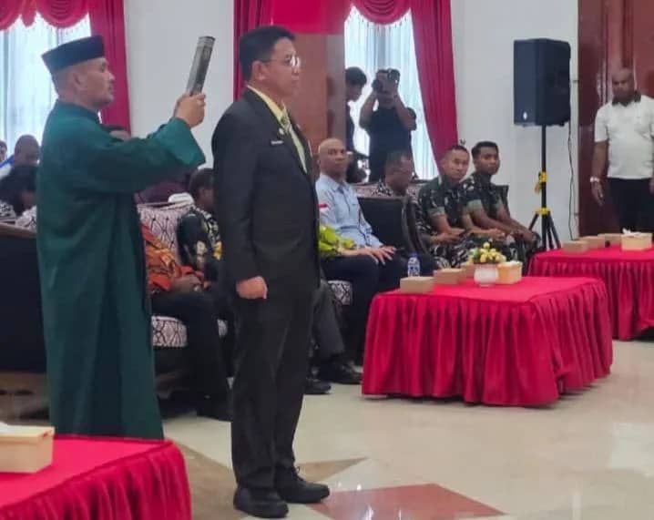 Dwi Cholifah saat mengambil sumpah jabatan sebagai kepala Inspektorat Mimika.