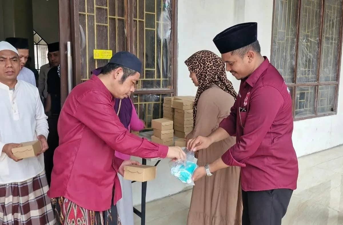 Tampak pengurus Pemuda Muslim Indonesia (PMI) Kabupaten Mimika membagikan masker di Sekolah Al Falah, Sekolah DDI, dan Masjid Ar Razaq sebagai bentuk kepedulian terhadap kesehatan masyarakat di tengah ancaman kabut asap akibat karhutla.