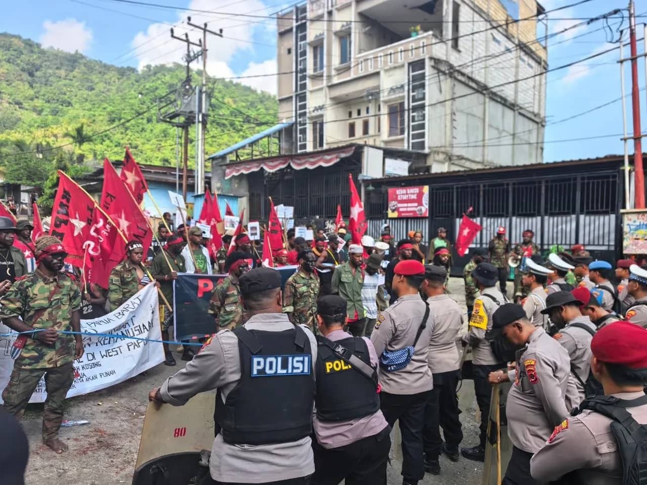 Aparat keamanan saat mengamankan aksi unjuk rasa KNPB.