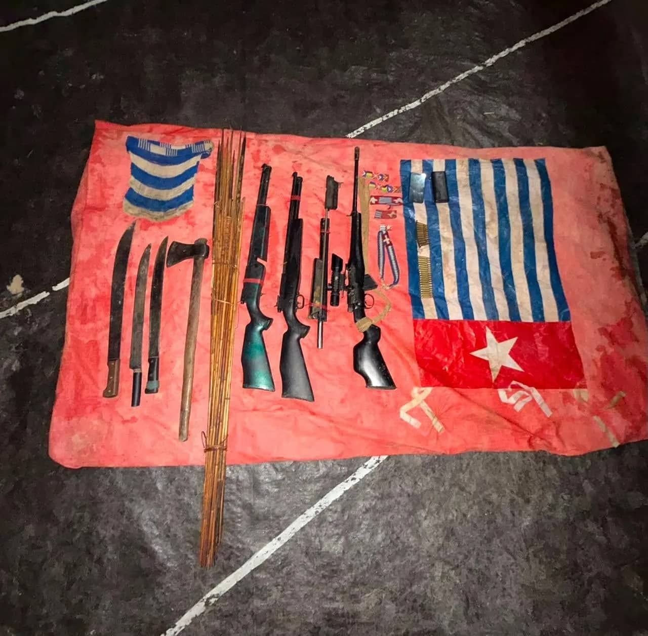 Nampak barang bukti berupa senjata api, senjata rakitan serta bintang kejora yang berhasil disita dari honai transit OPM pimpinan Daniel Aibon.