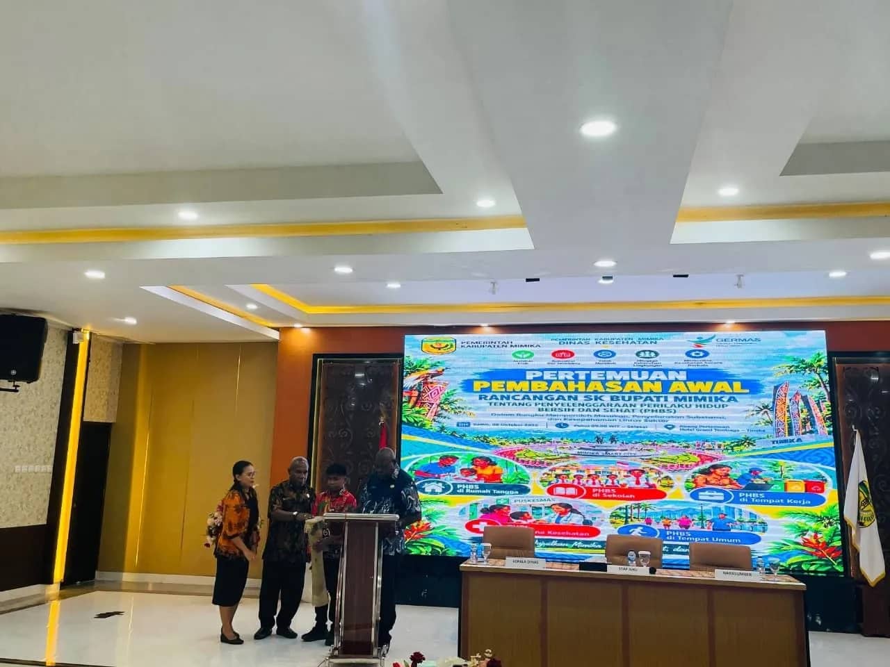 Pemkab Mimika mendorong PHBS menjadi budaya masyarakat.