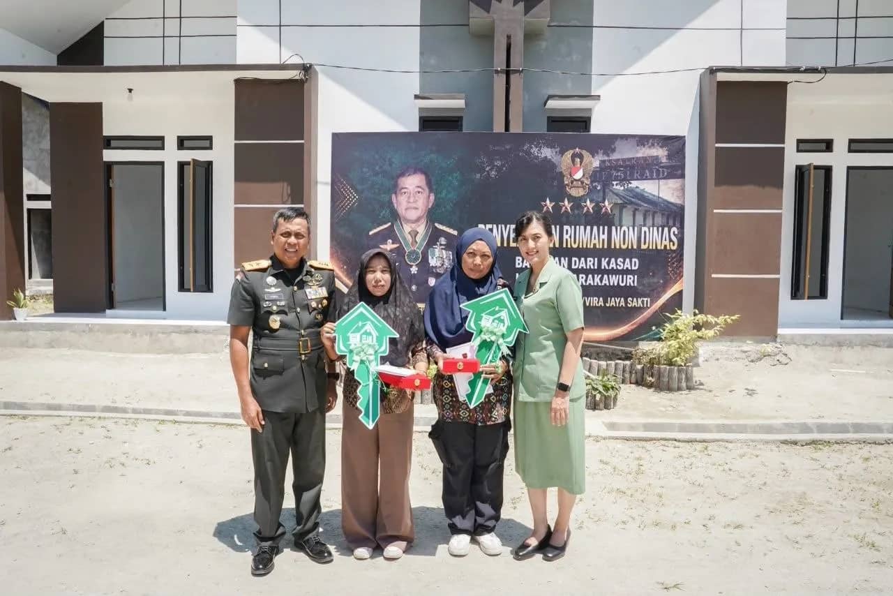 Pangdam XVII/Cenderawasih Mayjen TNI Febriel Buyung Sikumbang saat menyerahkan bantuan dua rumah kepada ahli waris prajurit gugur