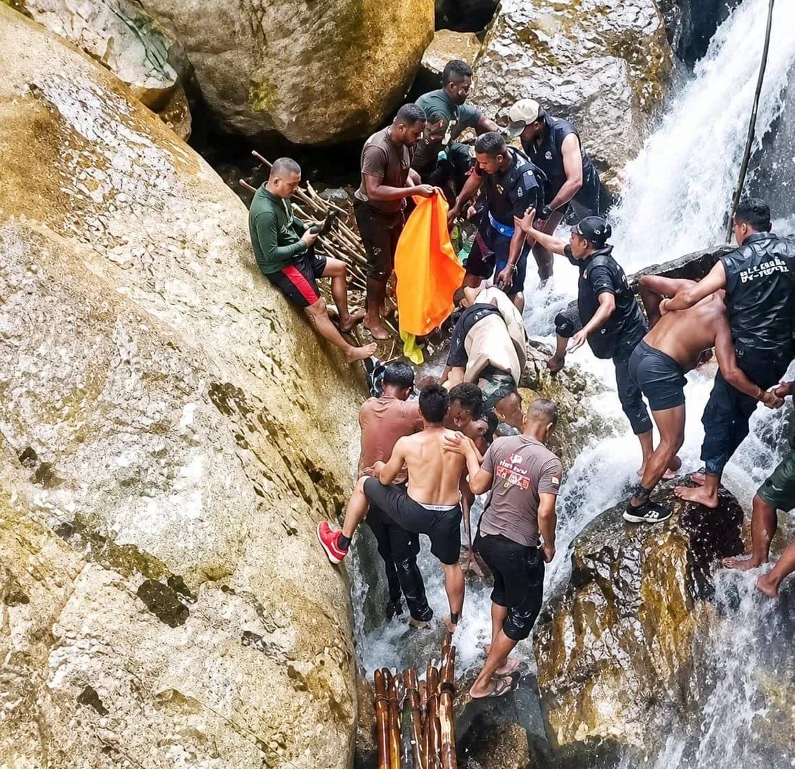 Nampak proses evakuasi jasad presenter TVRI Papua Barat Yanto Idorway dialiran Air Terjun Lantai.
