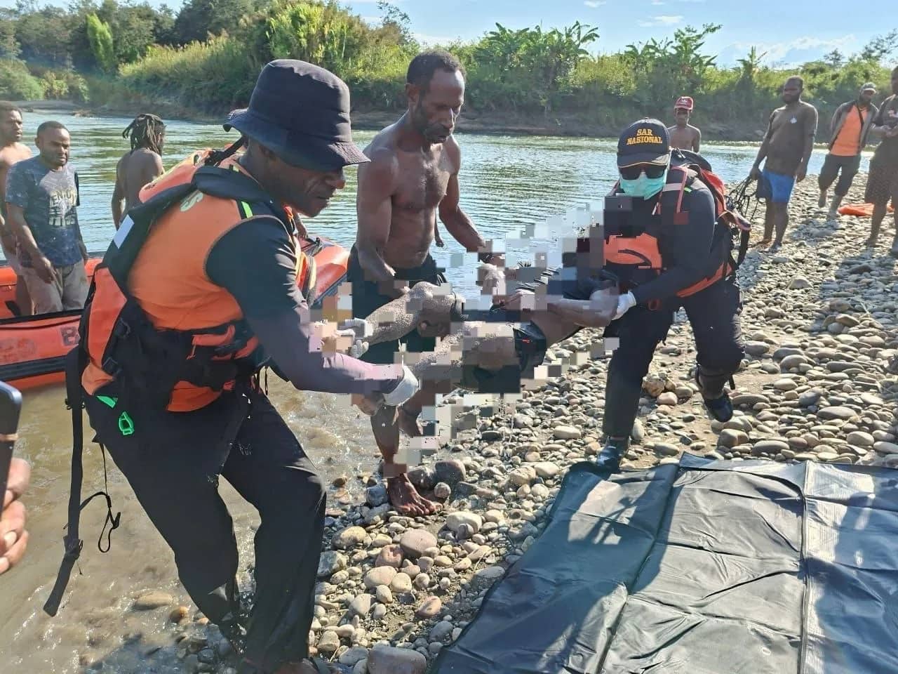 Tim SAR Gabungan saat melakukan evakuasi jenazah korban tenggelam di Sungai Baliem Jayawijaya