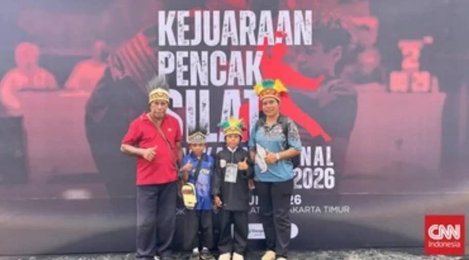 Foto: CNN Indonesia. 
Gauri bersama kedua orang tuanya, Elisabeth dan Joseph Rumbiak saat berada dibarena Kejuaraan Pencak Silat Nasional Piala Presiden 2026.
