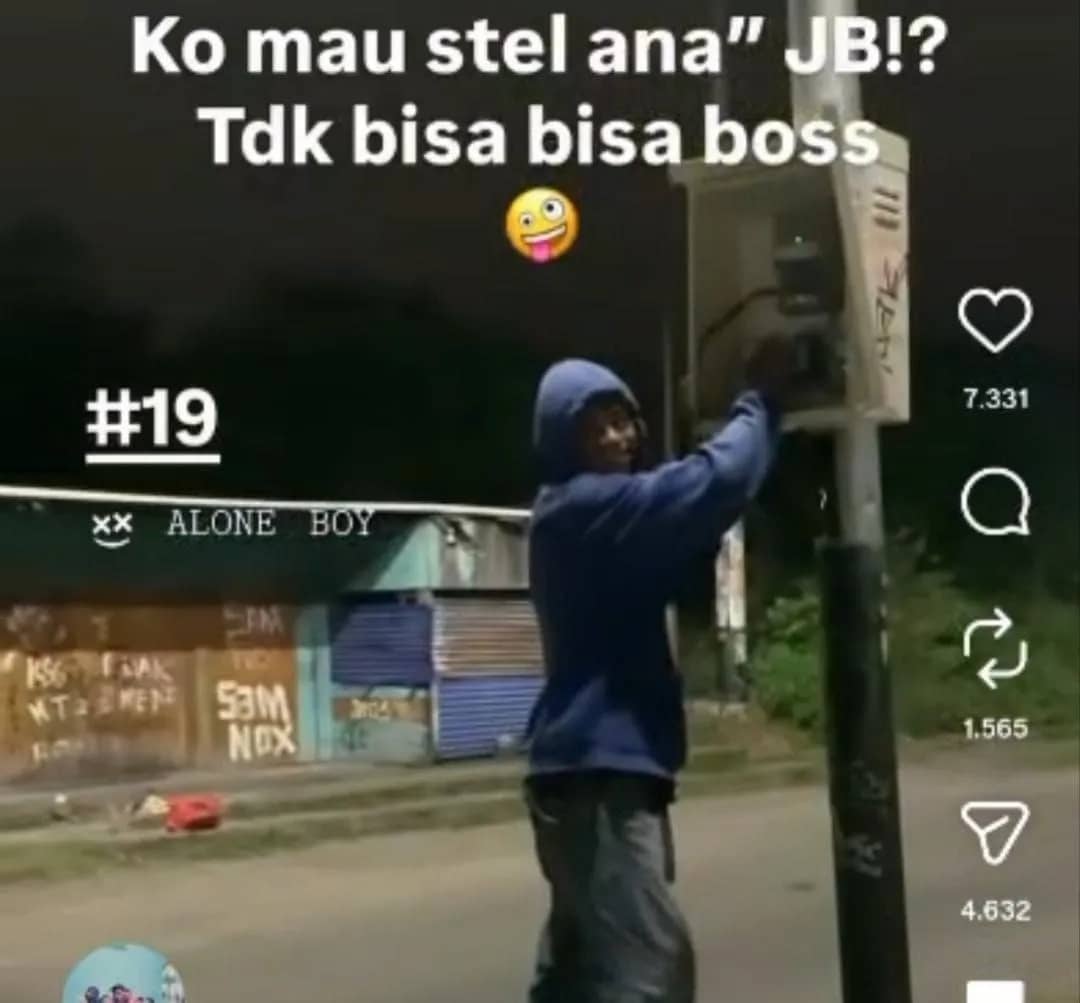 Tampak video di media sosial yang memperlihatkan seorang anak memainkan tuas tombol mati hidup Lampu Penerangan Jalan Umum (PJU) di Jalan Ahmad Yani Timika.