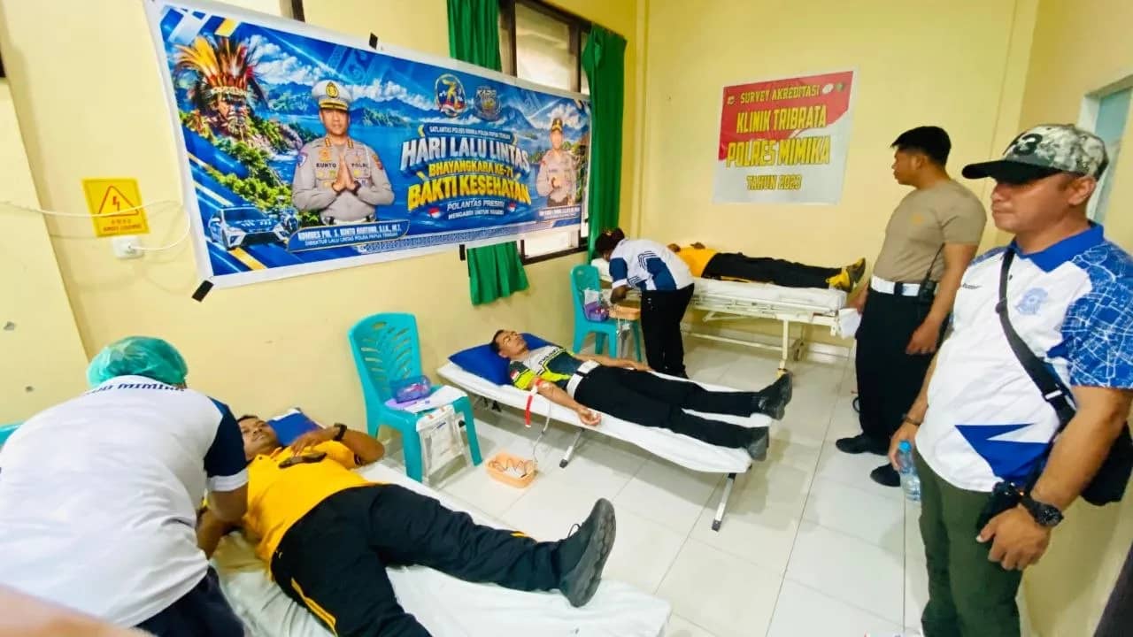 Donor darah memperingati Hari Lalu Lintas Bhayangkara ke-71. Kegiatan berlangsung di Klinik Tribrata, samping Satlantas Polres Mimika, Jumat (18/9).