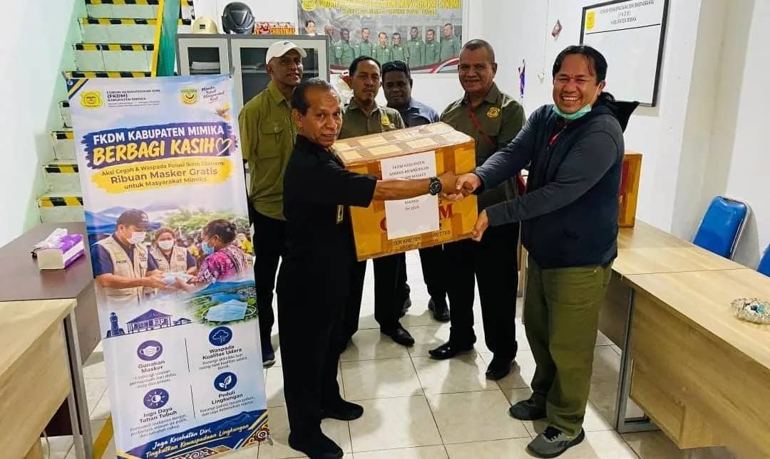Ketua FKDM Mimika, Luky Mahakena, saat menyerahkan bantuan masker untuk membantu melindungi wartawan dari paparan polusi udara di Timika, Selasa (20/10/2026).
Tag: