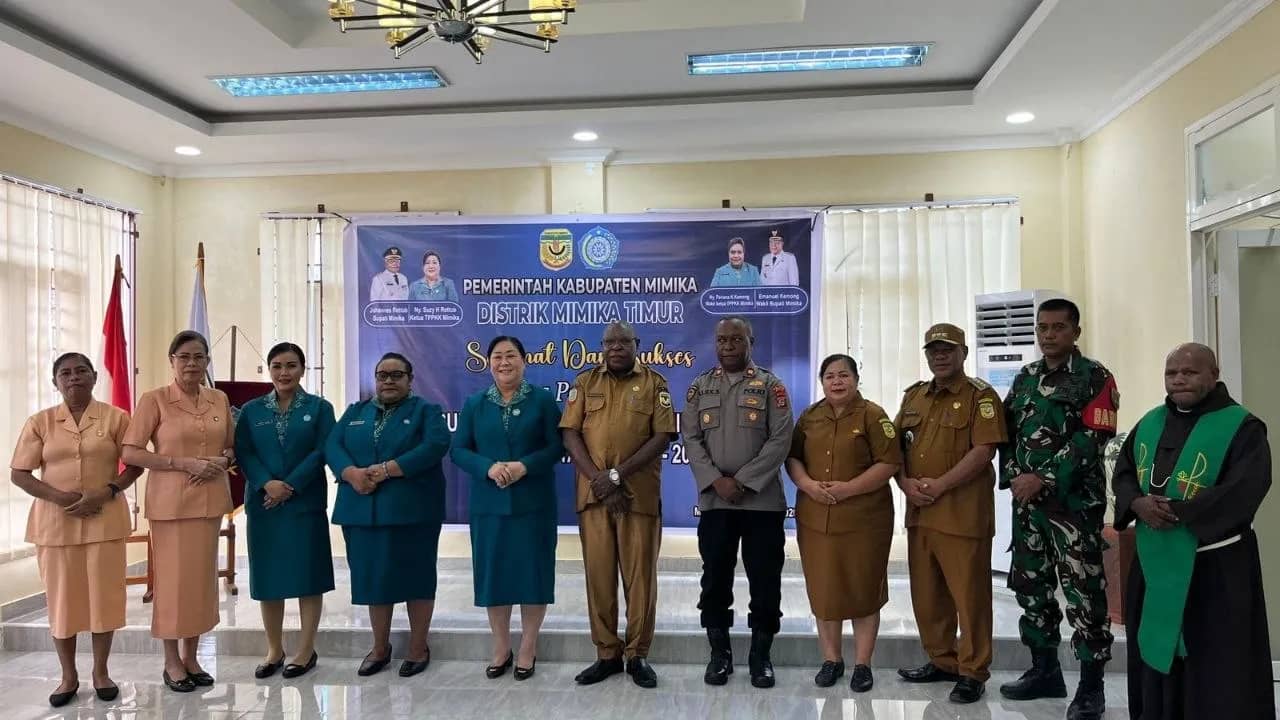 Pengurus TP PKK Mimika dan para undangan berfoto bersama usai pelantikan Pengurus TP PKK Distrik Mimika Timur.
