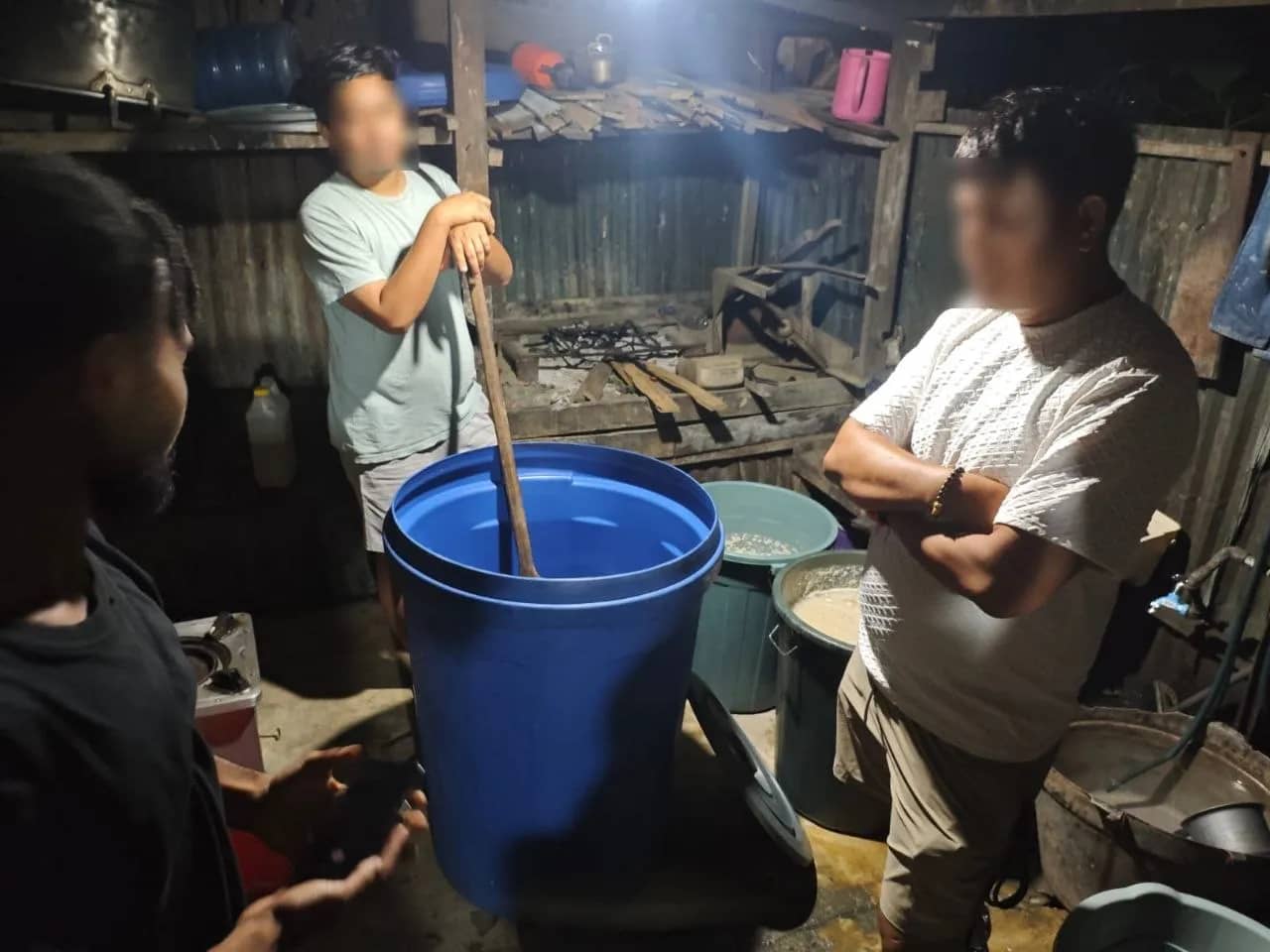 Polres Jayapura menyita 79 botol miras lokal jenis Boplas dan sejumlah peralatan produksi dari sebuah rumah di Doyo Lama, Sentani, Kabupaten Jayapura, Kamis (24/9) malam.
