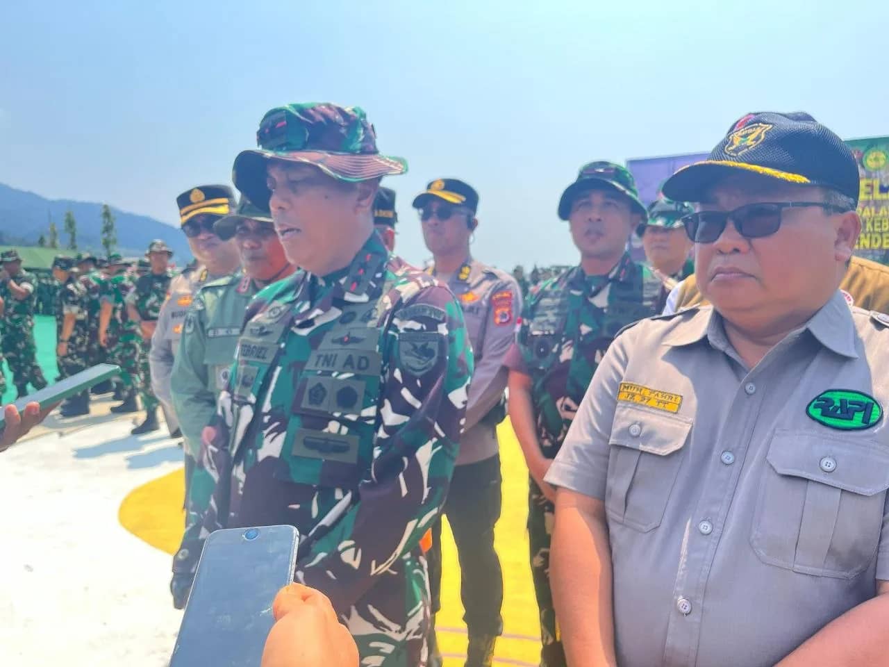 Pangdam XVII/Cenderawasih Mayjen TNI Fabriel Buyung Sikumbang saat mengecek kesiapan perlengkapan personel dalam penanganan kebakaran hutan di Papua