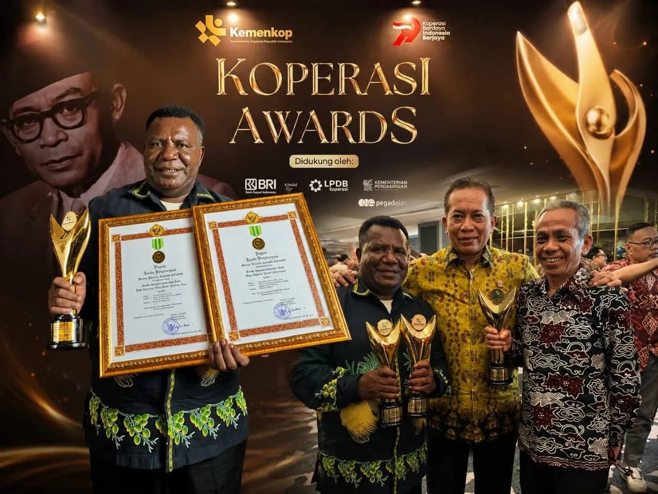 Kadis Koperasi Mimika, Samuel Yogi SH,MH saat menerima penghargaan Koperasi Awards 2026.