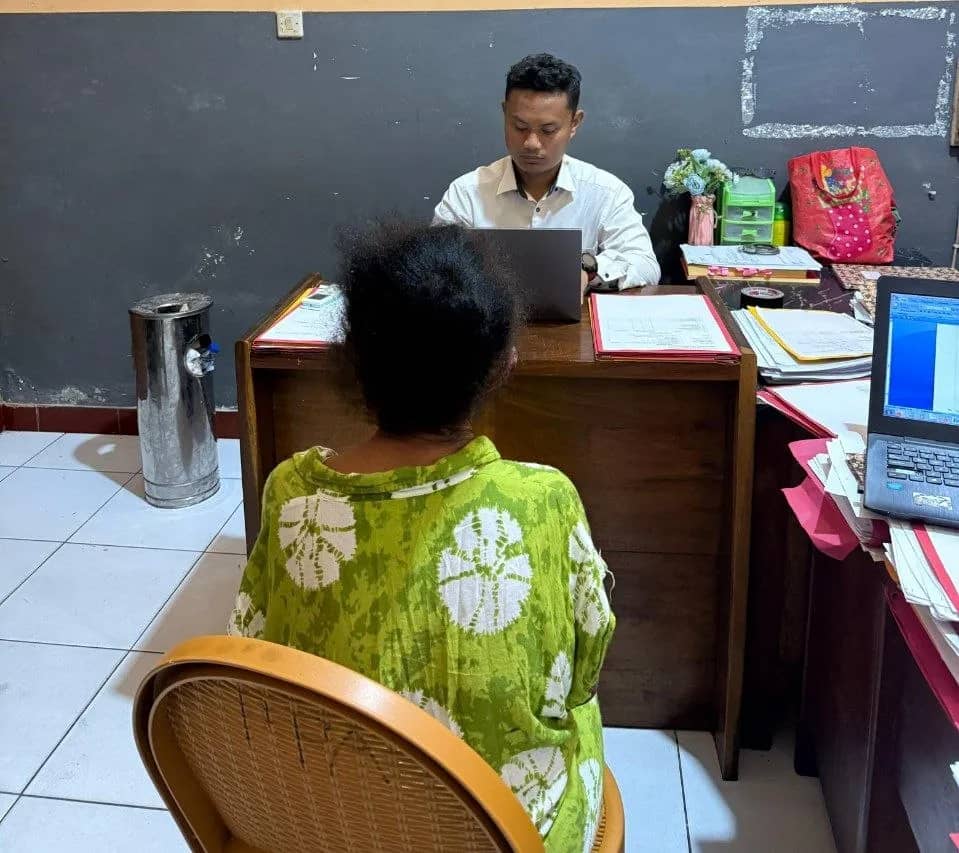 Tersangka DY, terduga pelaku tindak kekerasan pada anak di Sentani saat diperiksa di Satreskrim Polres Jayapura.
