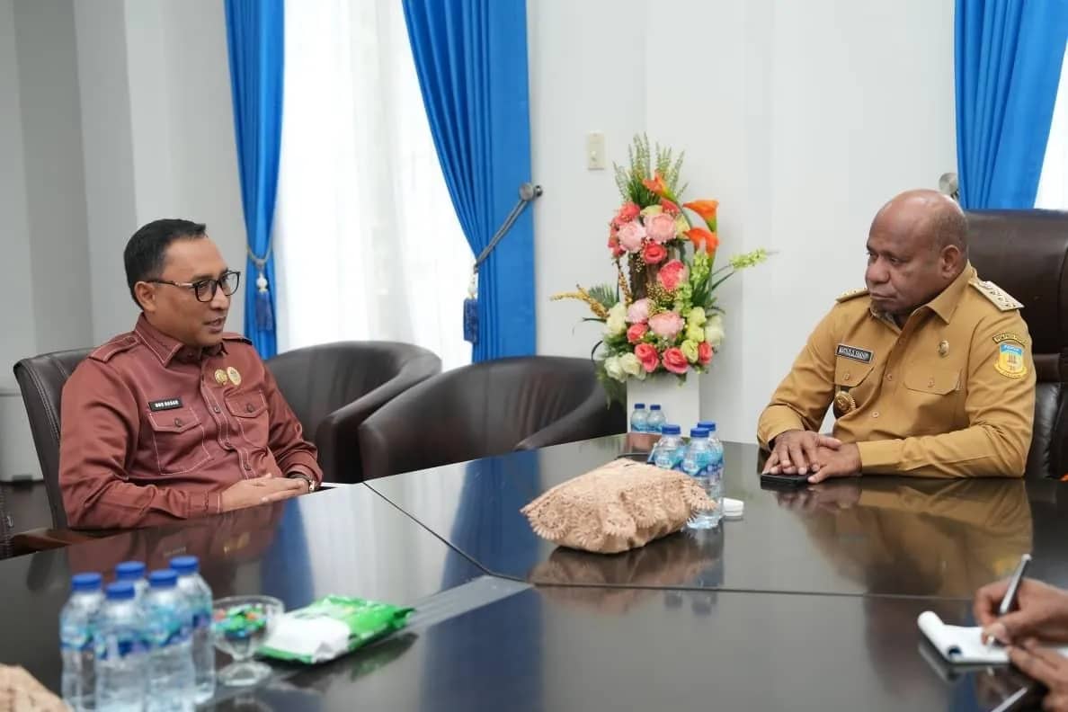 Gubernur Papua Matius Fakhiri saat bertemu kepala BKN Papua