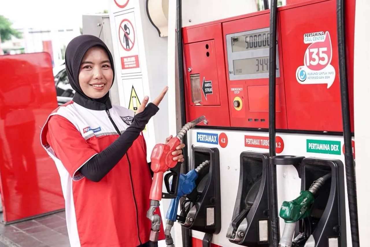 Petugas SPBU saat melayani pembelian BBM