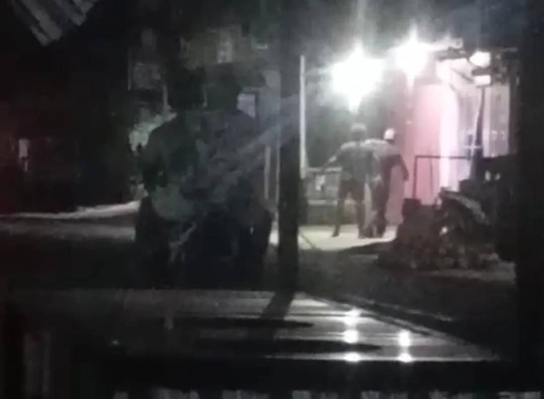 Tampak seorang warga berupaya mengamankan aksi keributan yang dilakukan seorang pria di Jalan Kartini