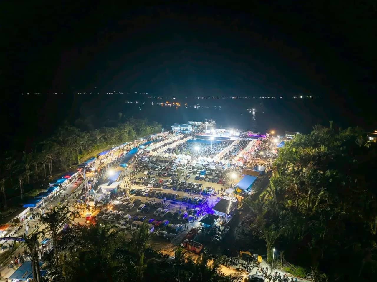 Gemerlap Festival Danau Sentani 2026 menerangi malam di Pantai Khalkote, Kabupaten Jayapura. PLN memastikan pasokan listrik tetap menyala tanpa kedip, mendukung kemeriahan festival hingga penutupan.