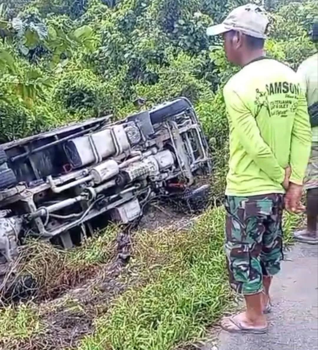 Tampak truk yang terbalik di jalan Logpon pertigaan SP 6 Kampung Naena Muktipura Distrik Iwaka, Sabtu (1/8).