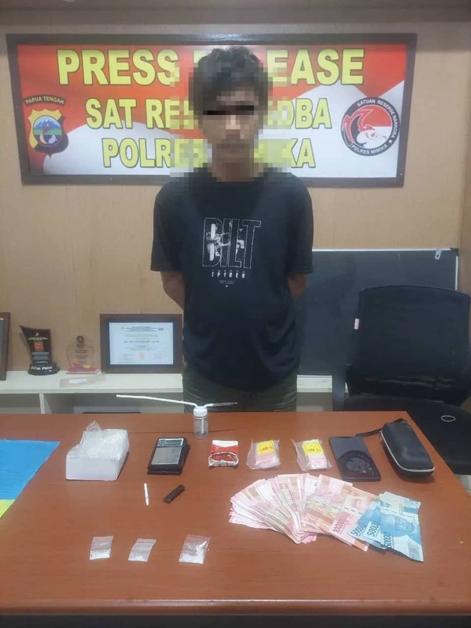 Tersangka dan barang bukti saat diamankan polisi.