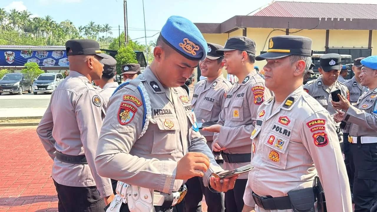 Propam Polda Papua saat melakukan razia handphone personel