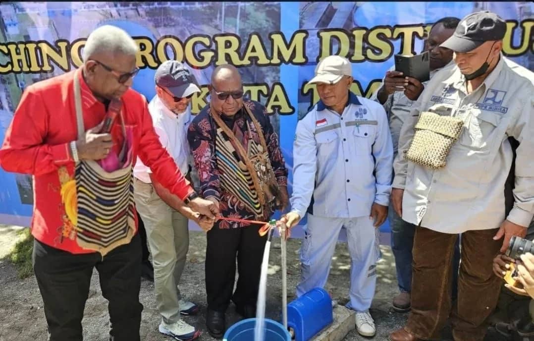 Bupati Mimika bersama Wakil Bupati Emanuel Kemong serta Direktur & EVP Sustainable Development PT Freeport Indonesia Claus Wamafma saat peresmian Program Distribusi Air Bersih Kota Timika di SP2 Jalur 5 pada Jumat, 12 Juli 2025.