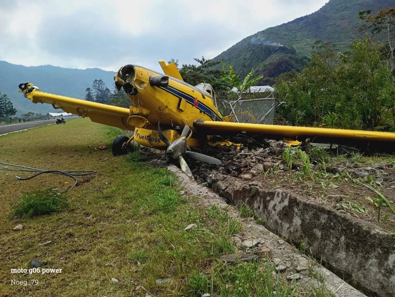 Pesawat Aman Air dengan nomor registrasi PK-WNU yang mengalami crash landing di Bandar Udara Mulia, Kabupaten Puncak Jaya, Papua Tengah, Selasa (15/9).
